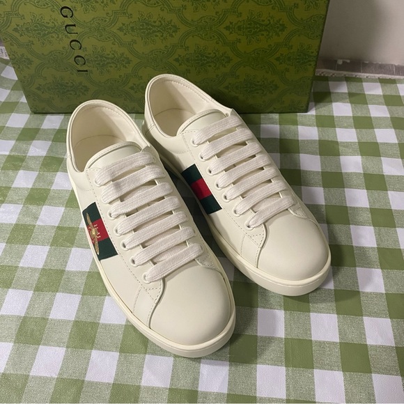 Gucci Cream Sneakers with Red and Green Accents - Picture 7 of 8